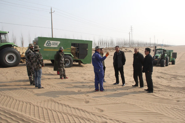 機械壓沙展風采，前路艱難共前行