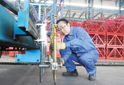 “泥瓦匠”造出固沙車(chē)（聚焦供給側(cè)改革·我的故事）