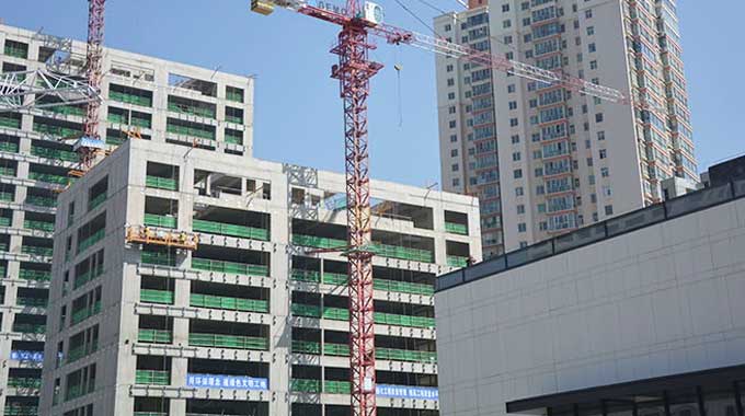 甘肅建投裝備制造有限公司是甘肅省建設(shè)投資（控股）集團有限公司直屬企業(yè)，成立于2010年10月，坐落于甘肅蘭州彭家坪國家級裝備制造工業(yè)園，占地155畝，是西北地區(qū)最早具有起重機械生產(chǎn)資質(zhì)的企業(yè)，年產(chǎn)各類型號起重機械500余臺。建司十年來，公司先后榮獲年度中國塔機行業(yè)十強企業(yè)、全國售后服務(wù)先進單位、全國建筑施工機械租賃50強企業(yè)等30余項榮譽稱號...