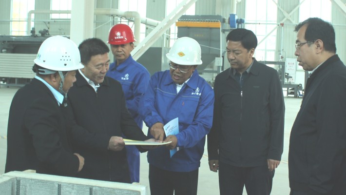 【“三抓三促”行動(dòng)】臨夏州稅務(wù)局黨委委員、總會(huì)計(jì)師林萬民一行考察調(diào)研甘肅建投裝備公司復(fù)合保溫免拆外模板、鋼結(jié)構(gòu)、井道式升降機(jī)項(xiàng)目